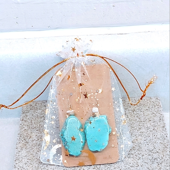 SLICED HOWLITE GOLD TONE STAINLESS STEEL HOOK EARRINGS - Picture 7 of 7